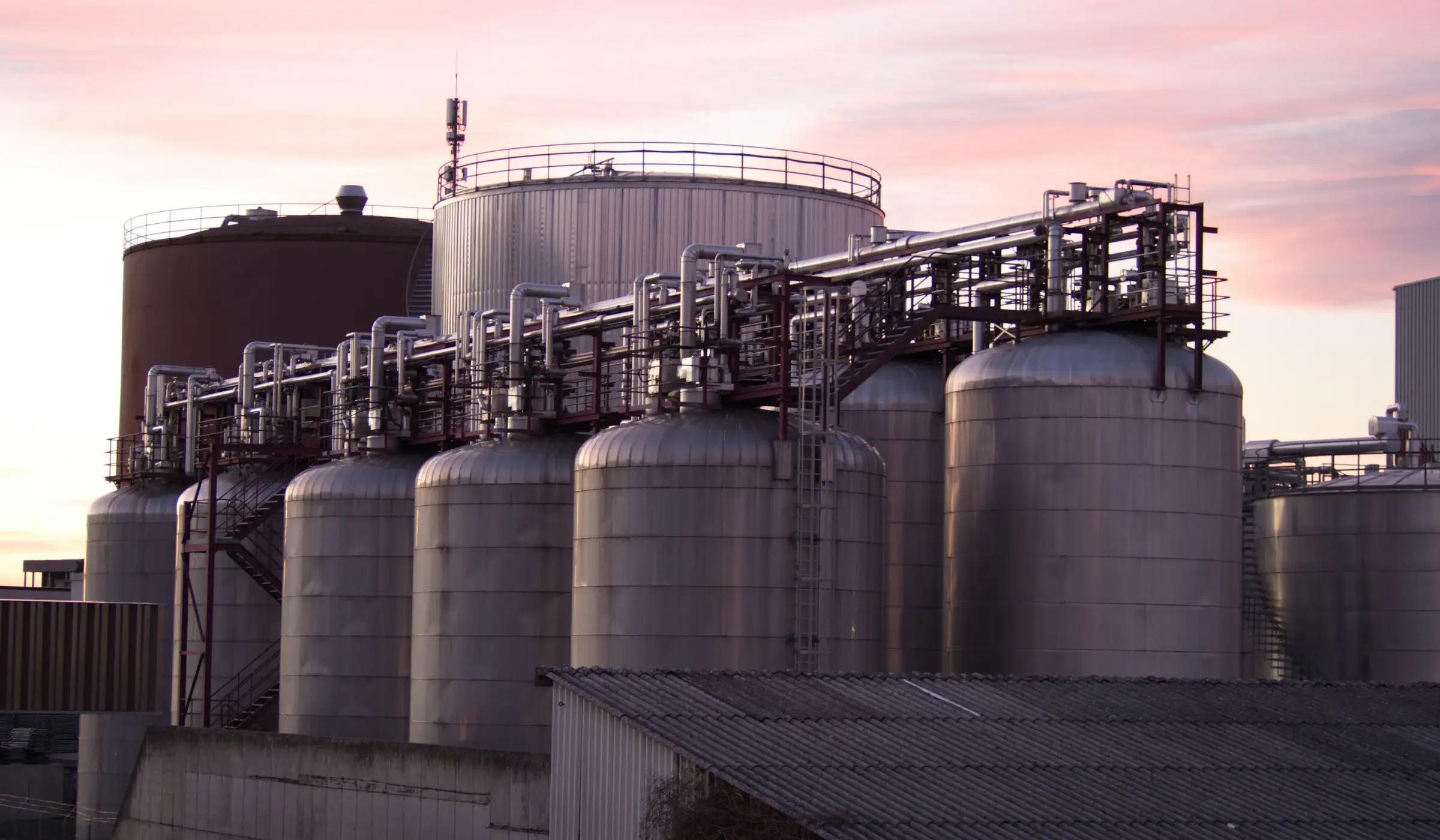 Tanques de almacenamiento y tuberías en una instalación de la industria petrolera