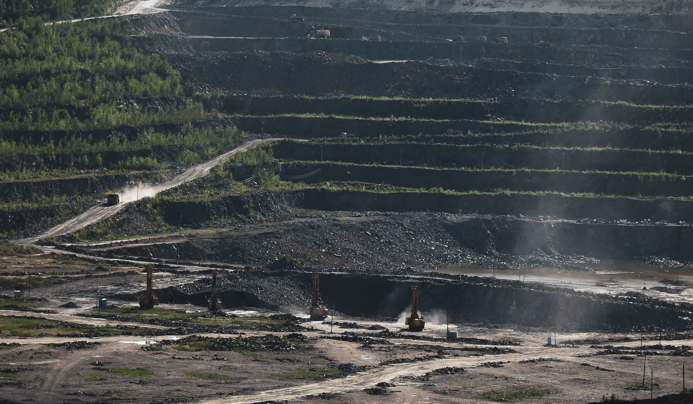 Excavación en terrazas de una mina a cielo abierto