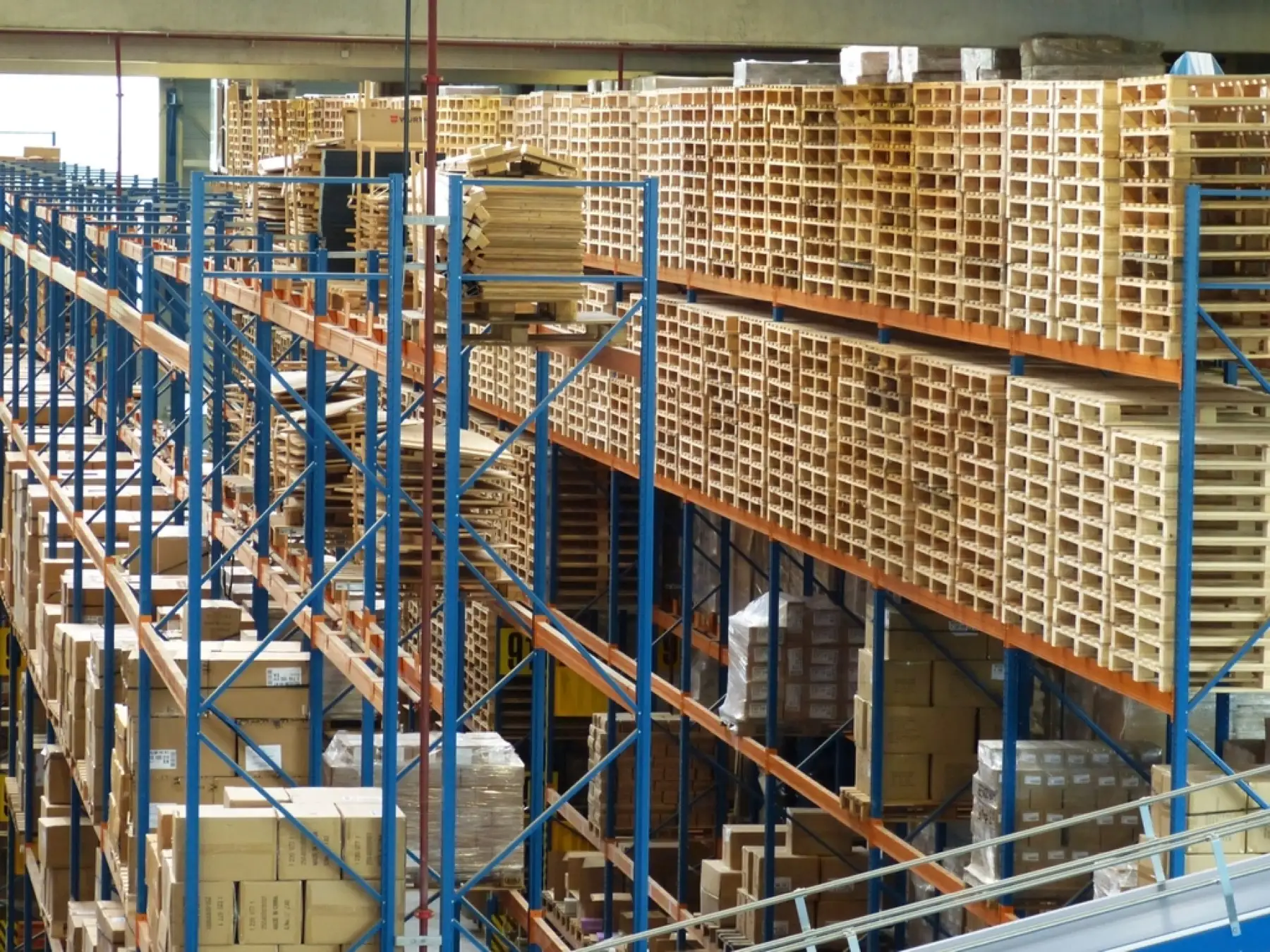 Pallets y materiales almacenados en estanterías industriales