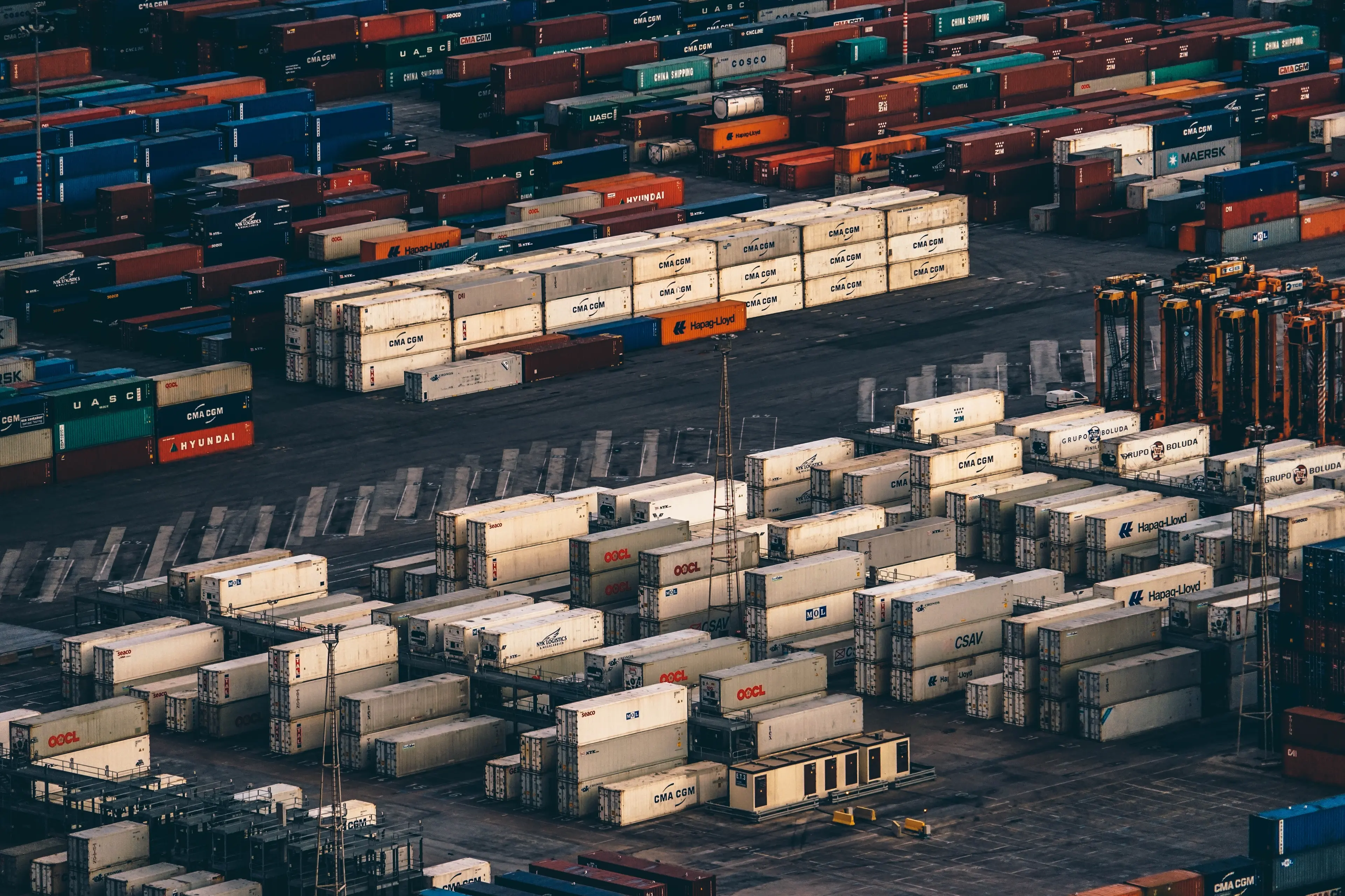 Terminal portuaria de contenedores y grúas de carga internacional
